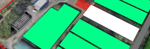 L’image montre la serre initialement utilisée pour la production et la zone prévue (rectangle blanc) pour concevoir le projet industriel.